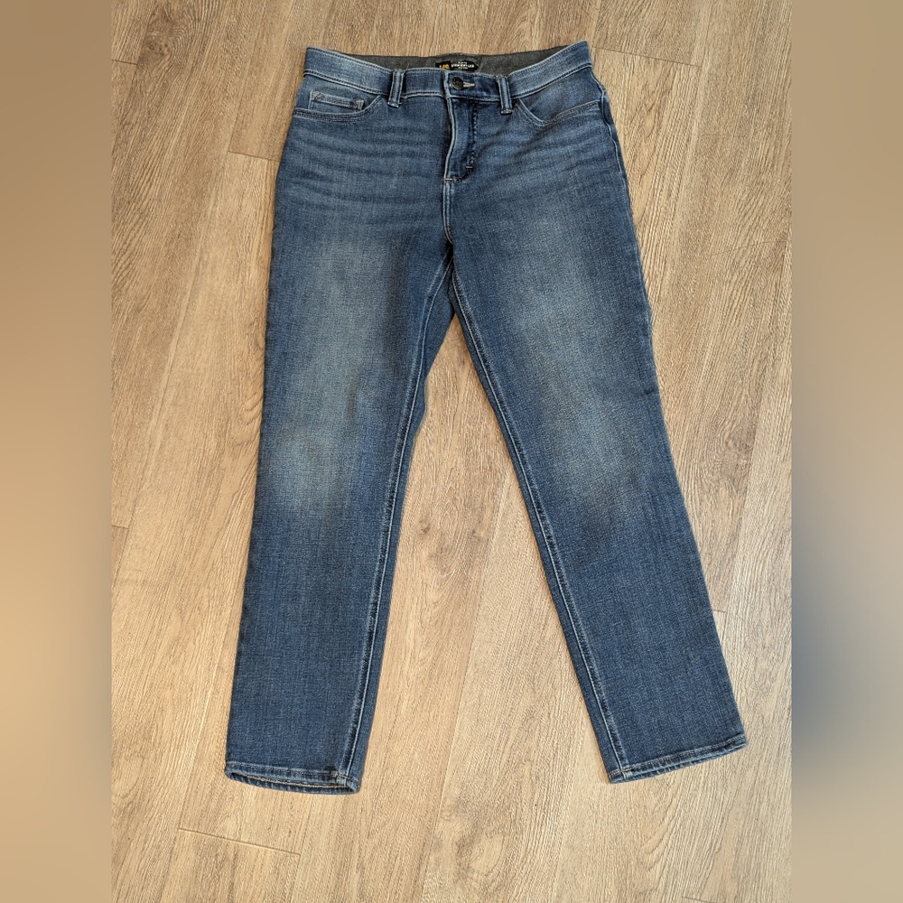 Women's size 6 stretchy straight leg jeans size 6
